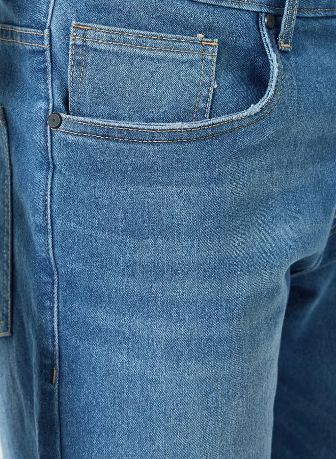 Styli Men Mid Rise Relaxed Fit Washed Jeans